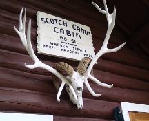 Scotch Camp Warden Cabin Nameplate; Steve Malins, Agence Parcs Canada/Parks Canada Agency, 2016