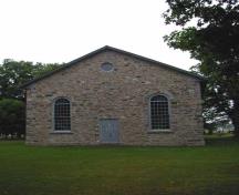 La façade de la vieille église en pierre, montrant le pierre des champs et le toit à faible inclinaison, 2006.; Parks Canada Agency / Agence Parcs Canada, 2006.