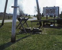 Williams-dug oil well near the museum with a three-pole derrick at the First Commercial Oil Field National Historic Site of Canada, 2005.; Agence Parcs Canada / Parks Canada Agency, A. Roos, 2005.