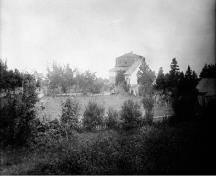 Sir John A. Macdonald’s Summer Residence taken after additions of 1882, seen from the east.; Bibliothèque et Archives Canada, PA008869 // Library and Archives Canada, PA008869
