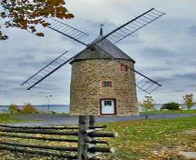 Vue générale du moulin de trois étages et demi au Lieu historique national du Canada du Moulin-à-vent-et-la-maison-du-meunier-de-l'Île-Perrot, 2004.; Parks Canada Agency / Agence Parcs Canada, 2004.
