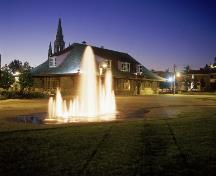 Vue en angle, la nuit, de la gare ferroviaire du Canadien Pacifique de Saint-Jérôme; Ville de Saint-Jérôme | City of Saint-Jérôme