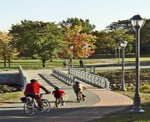 General view of Cartier-Brébeuf, showing the landscaped surface area of 6.8 hectares laid out in an informal manner.; Parks Canada Agency / Agence Parcs Canada.