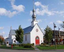 Corner view of Notre-Dame-de-Lorette Church, showing its twin-lantern belltower, 2008.; Parks Canada Agency/Agence Parcs Canada, 2008.