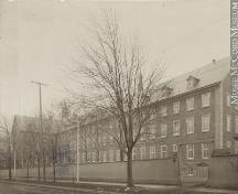 Grey Nuns Convent building from Guy Street, Montreal, QC, about 1890; Musée McCord Museum / MP-0000.869.7