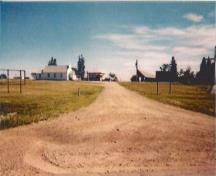 Vue de l'entrée principale du lieu historique national du Canada du Pèlerinage-du-Lac-Ste. Anne, 1994.; Parks Canada | Parcs Canada