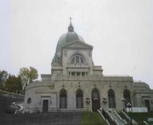 Vue of the crypt at Saint Joseph's Oratory of Mount Royal National Historic Site of Canada, showing its five equally spaced arched windows, 2002.; Parks Canada Agency / Agence Parcs Canada, N. Clerk, 2002.