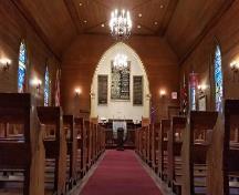 View of the chapel's interior woodwork, altar, and its commemorative stained glass windows; Her Majesty's Royal Chapel of the Mohawks' Archives | Archives de Her Majesty's Royal Chapel of the Mohawks