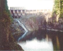 View of the blind slough dam at Stave Falls Hydro-Electric Installation, 2002.; Agence Parcs Canada / Parks Canada Agency, 2002.