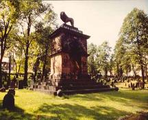 View of the Old Burying Ground, showing the Sebastopol memorial, 1993.; Agence Parcs Canada / Parks Canada Agency, 1993.