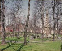 General view of the Old Burying Ground, showing the haphazard placement of graves and the forms of head and foot stones as well as box tombs, 1993.; Agence Parcs Canada / Parks Canada Agency, 1993.