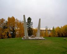 View of the Historic Sites and Monuments Board of Canada plaque and cairn making the site, 2005.; Parks Canada Agency / Agence Parcs Canada, 2005.