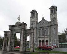 General view of the Basilica of St. John the Baptist and the Triumphal Arch, 2006.; Parks Canada Agency / Agence Parcs Canada, R. Goodspeed, 2006.