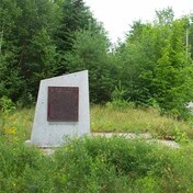 General view of the Historic Sites and Monuments Board of Canada plaque and cairn, 2008.; Parks Canada Agency/Agence Parcs Canada, 2008.