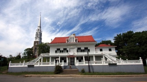 Front view of the Chapais House