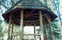 Detail of the Rustic Lookout Pavilion,showing its roof finish of hand-split cedar shakes and the acorn ornament on the center post, 1997.; Parks Canada Agency / Agence Parcs Canada, 1997.