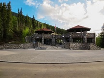 General view of the entrance to the Cave and Basin emphasizing the viewscapes from the site to the surrounding natural setting.; Parks Canada | Parcs Canada