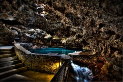 Vue intérieure de la caverne et du bassin