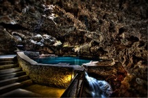 Vue de l'intérieur de Cave and Basin montrant un débit continu d'eaux minérales chaudes dans la grotte et le bassin provenant de sources naturelles, 2002.; Parks Canada | Parcs Canada