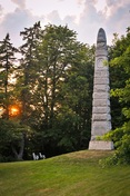 Obélisque de 1895 commémorant la bataille de la Châteauguay et les miliciens canadiens; Parks Canada | Parcs Canada