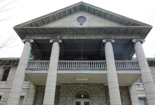 Vue du portique, balcon et fronton