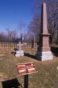 Vue générale de lieu de sépulture de sir John A. Macdonald, 1995.; Parks Canada/Parcs Canada, 1995.