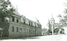 View of the Garrison Club, showing the two-storey structure with a mansard roof and square pyramidal roofed towers , 1987.; Ministère de la Défense nationale / Department of National Defence, 1987.