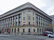 General view of the Wellington Building showing the strong base storey with round-headed openings, a grand three-storey centre portion marked by Corinthian colonnades and pilasters, and a substantial cornice and parapet, 2011.; Parks Canada Agency / Agence Parcs Canada, M. Therrien, 2011.