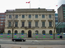 Façade principale de l’ancienne ambassade des États-Unis montrant  les fenêtres d’origine à guillotine et à carreaux multiples, ainsi que la porte en bois des façades principales, elle aussi d’origine, 2011.; Parks Canada Agency / Agence Parcs Canada, M. Therrien, 2011.