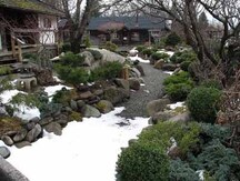 Vue du jardin ornemental de tradition japonaise au Nikkei Internment Memorial Centre, 2006.; Agence Parcs Canada / Parks Canada Agency, C. Cournoyer, 2006.