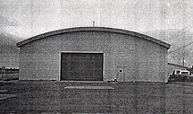 Vue générale du hangar 5, montrant sa volumétrie rectangulaire de plain-pied et simple coiffé d’un toit bas en arc.; Department of National Defence / ministère de la Défense nationale
