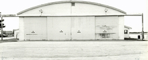 Vue générale du hangar 11 au secteur des hangars, montrant la façades nord avec la porte de hangar d'origine, 1987.; Parks Canada Agency/Agence Parcs Canada, Canadian Forces Base Borden/ la Base des Forces canadienne Borden, 1987