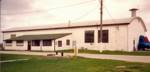 Vue générale du hangar 13, montrant la remise en appentis sur la façade est, 1991.; Department of National Defence / ministère de la Défense nationale, 1992.