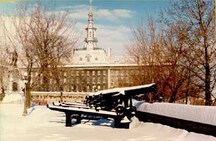 General view of Montmorency Park, showing remains of the site’s association with military history, notably the battery of cannon, and retaining wall.; Parks Canada | Parcs Canada