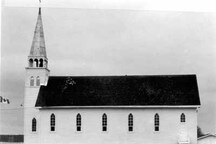 Vue générale de l’église Saint-Antoine-de-Padoue, montrant la façade est; Parks Canada | Parcs Canada, 1982