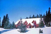 Vue panoramique de l'Auberge-de-Ski-Skoki démontrant ses relations avec la vallée Skoki, les pics montagneux environnants et l'arrière-pays du parc national Banff, et les points de vue sur ces éléments et sur l'auberge, 1965.; Parks Canada | Parcs Canada, 1965