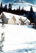 Vue générale de l'Auberge-de-Ski-Skoki montrant sa configuration simple, et sa construction horizontale en billes d'épinette locale non trusquinées et jointes par des assemblages en queue d'aronde ou en sabot, 1959.; Parks Canada | Parcs Canada, 1959