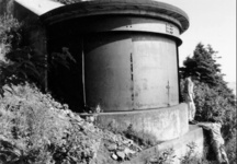 Vue générale de l'extérieur de l’emplacement de projecteurs bâtiment 16, 1995.; Agence Parcs Canada / Parks Canada Agency, I. Doull, 1995.