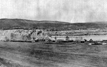 Image historique du fort Alexandria démontrant les édifices originaux (maintenant démolit) sur la rive ouest du fleuve Fraser dans le district de Cariboo en Colombie-Britannique.; British Columbia Archives | Archives de la Colombie Britannique, #F-05775, n.d.