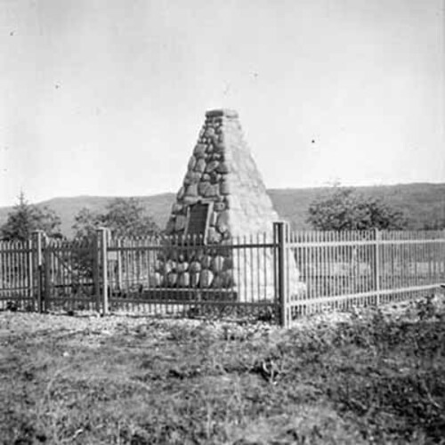 Location of the cairn and its plaque