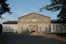 Vue générale de la façade avant du château McKay, 2003.; Parcs Canada / Parks Canada , 2003.