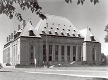 Vue générale de l'Édifice de la Cour suprême montrant l’austère cage en granit d’esprit classique et le toit emprunté au style Château, 2011.; Parks Canada | Parcs Canada, M. Therrien, 2011.
