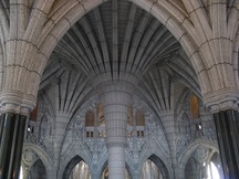 Vue de l'intérieur de l'édifice du centre montrant l’ornementation gothique de l’édifice; Parks Canada | Parcs Canada