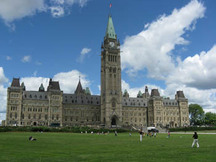 Vue générale de la façade de l'édifice du centre mettant de l'emphase sur l’extérieur au complet, dont la tour de la Paix est l’élément central, 2010; Parks Canada| Parcs Canada