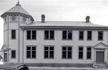 View of the side of the Post Office, showing the building's exterior, which is modest but carefully detailed and its Classical design, in keeping with other Dawson City federal buildings, 1987.; Parks Canada | Parcs Canada, 1987.