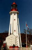 Vue de la façade générale du phare, qui montre les six arcs-boutants du phare, 1987.; Canadian Coast Guard / Garde côtière canadienne, 1987.