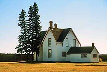 General view of the Commanding Officer’s Residence, emphasizing its Eastern Canadian standard in residential design, namely its two storeys, gable roof and L-shaped plan, 2002.; Parks Canada | Parcs Canada, T. Verishine, 2002.