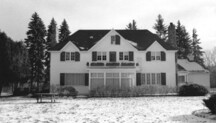View of the Prime Minister's Cottage, showing its casual, rustic appearance, 1985.; Parcs Canada / Parks Canada, 1985.