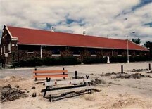 Vue de la salle d’exercices, qui montre les murs extérieurs en brique, 1986.; Gendarmerie royale du Canada | Royal Canadian Mounted Police, 1986.