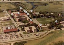 Vue de la salle d’exercices, bâtiment 17, qui montre sa forme et son volume rectangulaire imposant, vers 1971.; Gendarmerie royale du Canada | Royal Canadian Mounted Police, vers | circa 1971.